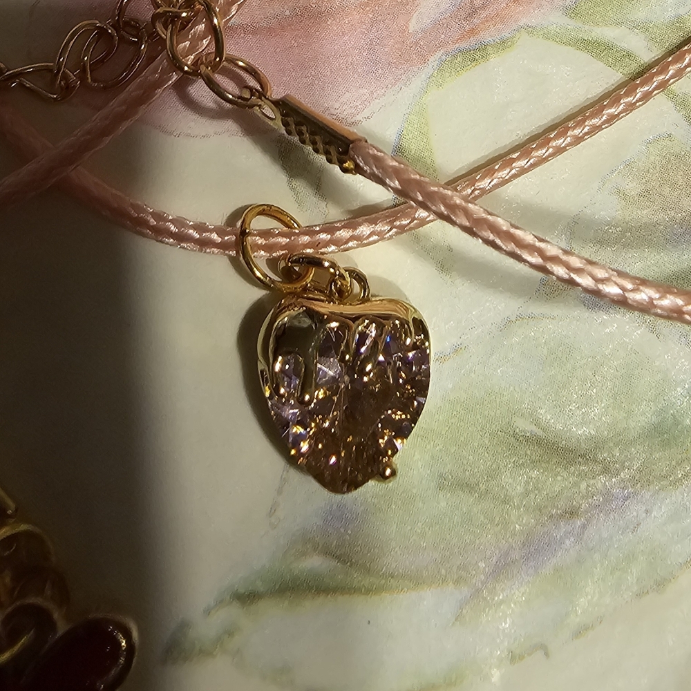 🍬 PRICE SLASH 🍬 This is a beautiful pink heart necklace on a pink cord 🍬